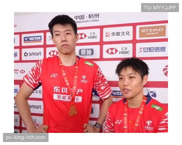 冯彦哲今天又刷场边腰包，是谁告诉他手头没钱的？