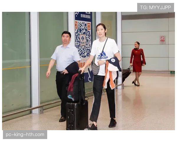 朱婷机场随手一提行李比我房租都贵，这人生差距感稳了