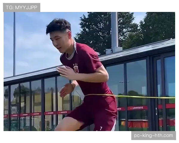 武磊这训练完直接啃鸡腿的画面，谁还记得他年薪多少来着？
