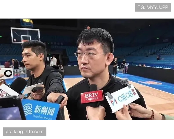 篮球裁判如何运用球权判定规则进行公正判决？